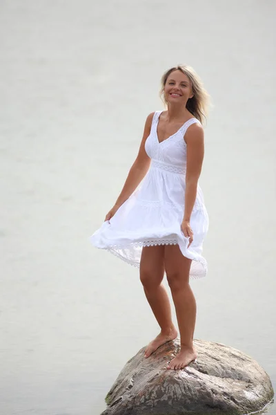 Ευτυχισμένη Γυναίκα Λευκό Φόρεμα Δίπλα Στη Θάλασσα — Φωτογραφία Αρχείου