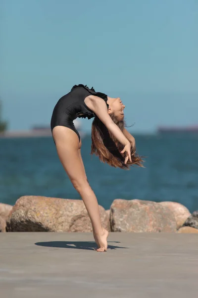 Mladý Elegantní Flexibilní Gymnastka Plavkách Flexibilita Moře — Stock fotografie