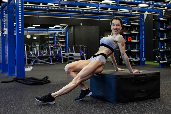 Ung Vacker Fitness Kvinna Med Muskulös Kropp — Stockfoto