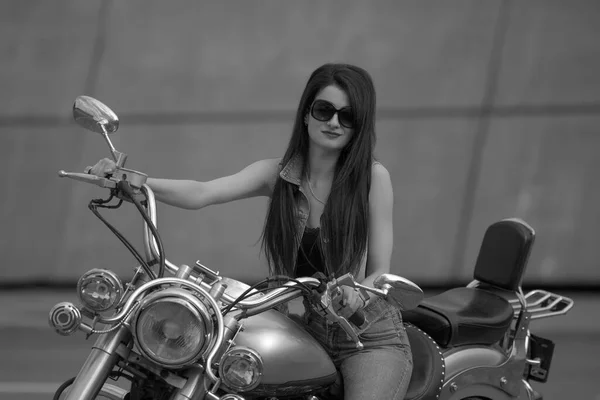 Porträtt Charmig Ung Kvinna Motorcykel — Stockfoto