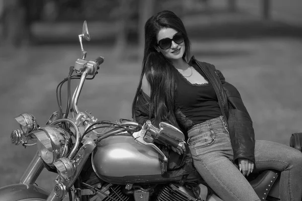 Retrato Una Joven Encantadora Motocicleta —  Fotos de Stock