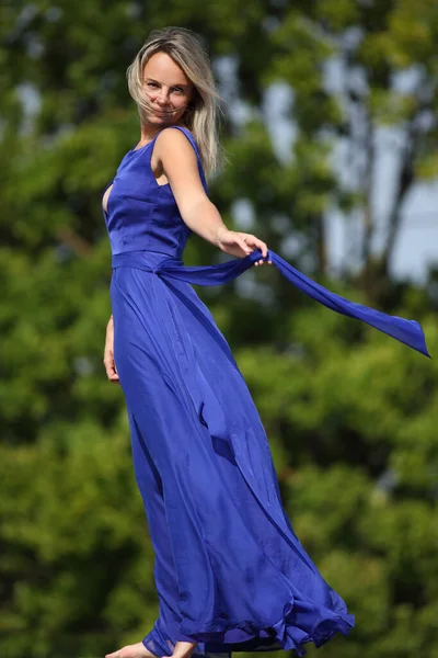 Молодая Красивая Девушка Платье Позирует Открытом Воздухе — стоковое фото