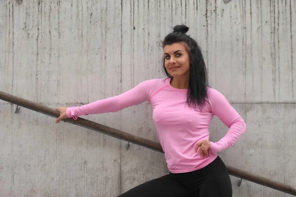 Joven Fuerte Muscular Chica Posando Ropa Deportiva —  Fotos de Stock