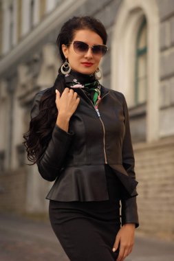 Avrupa 'da siyah elbiseli, zarif, zayıf bir kadın.