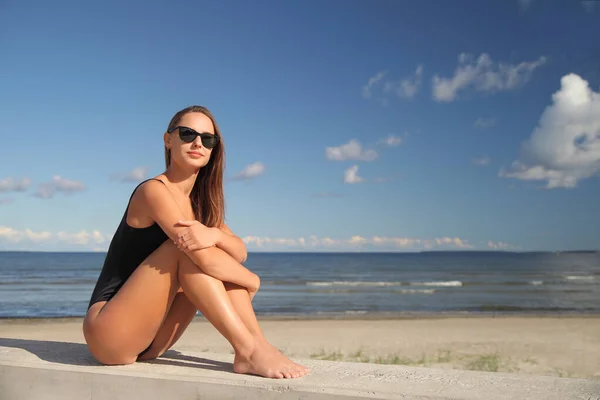 Молодая Спортсменка Купальнике Пляже — стоковое фото