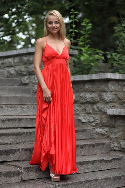 Kırmızı Elbiseli Genç Güzel Kadın — Stok fotoğraf