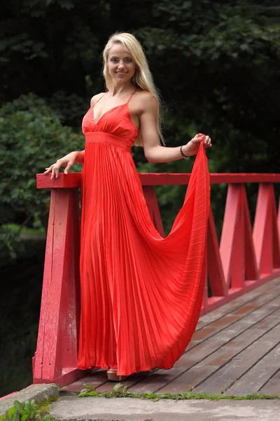 Młoda Piękna Kobieta Czerwonej Sukience — Zdjęcie stockowe