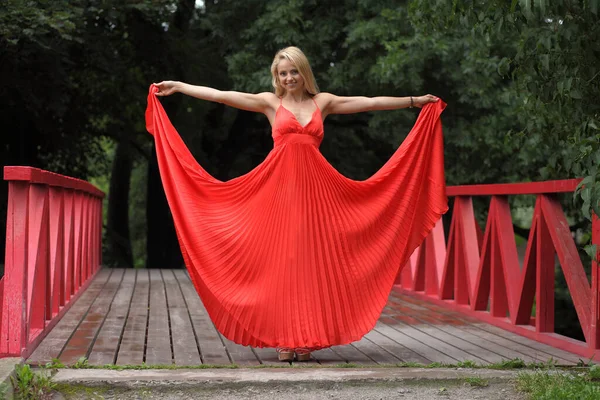 Jovem Mulher Beleza Vestido Vermelho — Fotografia de Stock