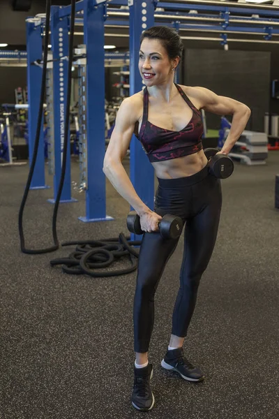 Ung Vacker Fitness Kvinna Med Muskulös Kropp — Stockfoto