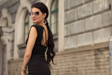 Avrupa 'da siyah elbiseli, zarif, zayıf bir kadın.