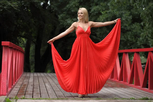Jovem Mulher Beleza Vestido Vermelho — Fotografia de Stock