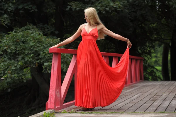 Joven Belleza Mujer Vestido Rojo —  Fotos de Stock