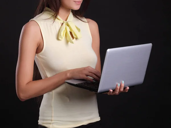 Jonge Vrouw Met Een Laptop Haar Handen Een Donkere Achtergrond — Stockfoto