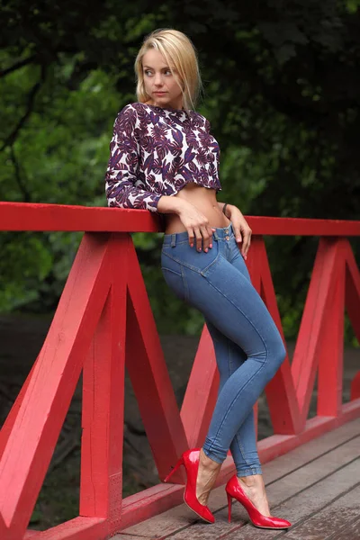 Mujer Joven Delgada Con Una Cintura Delgada Jeans — Foto de Stock