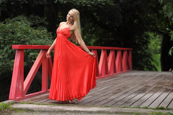Giovane Donna Bellezza Vestito Rosso — Foto Stock