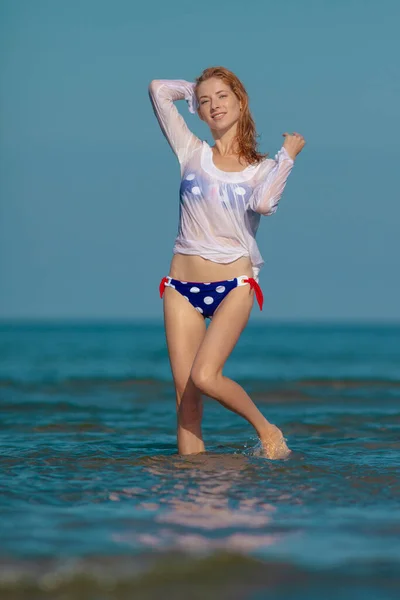 Kumsalda Seksi Bikinili Güzel Kadın — Stok fotoğraf