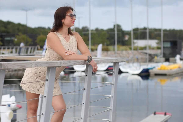 Young Woman Slender Dress Yachts — Stock Photo, Image