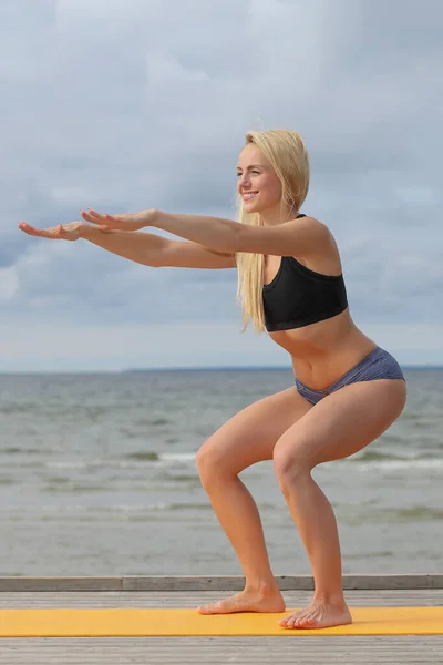 Young Beauty Athletic Woman Swimsuit Beach — Zdjęcie stockowe