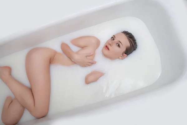 若いセクシーな裸の女性の肖像画でミルク — ストック写真
