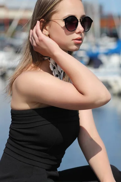 Młoda Kobieta Smukłej Sukience Pobliżu Jachtów — Zdjęcie stockowe