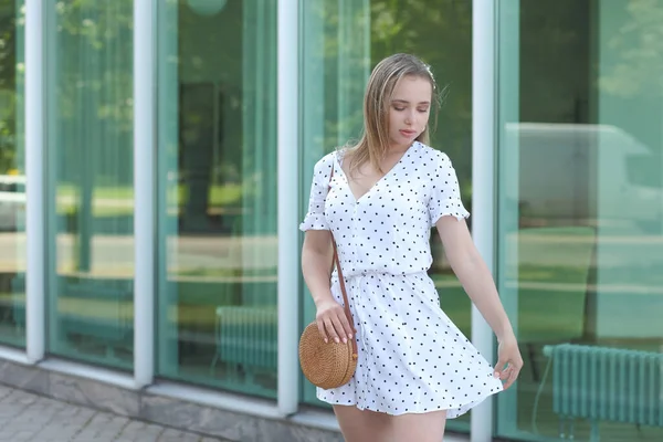 Junge Schöne Frau Einem Kleid Posiert Freien — Stockfoto