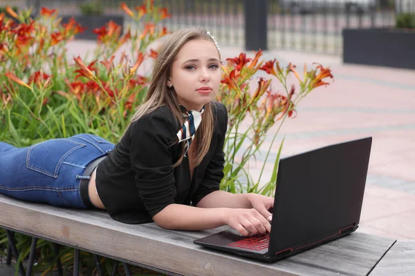 Portret Van Een Jonge Vrouw Met Laptop Bij Outdor — Stockfoto