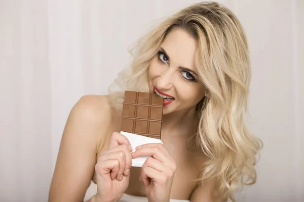 Atractivo Estudio Rubio Retrato Comiendo Chocolate Sobre Fondo Claro — Foto de Stock