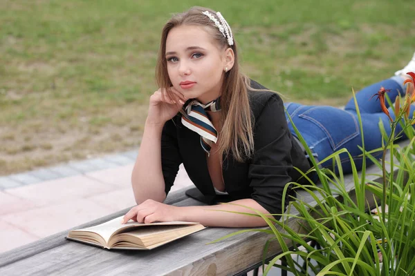 Młoda Dziewczyna Książką Rękach — Zdjęcie stockowe