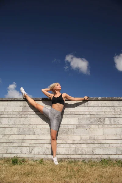 Junge Fitness Frau Mit Sportlicher Figur Beim Stretching — Stockfoto