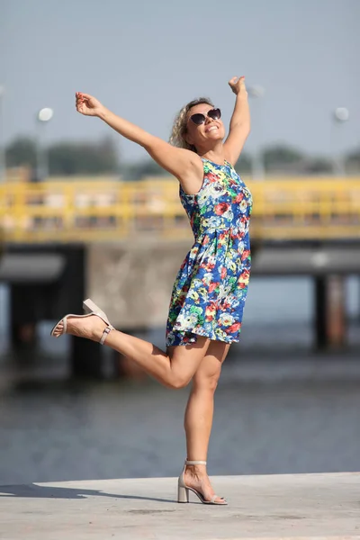Joven Hermosa Mujer Vestido Posando Aire Libre —  Fotos de Stock
