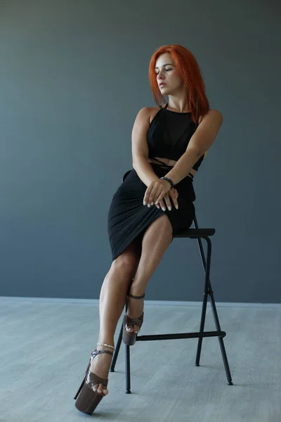 Jong Roodharige Vrouw Stoel Sexy Lingerie — Stockfoto