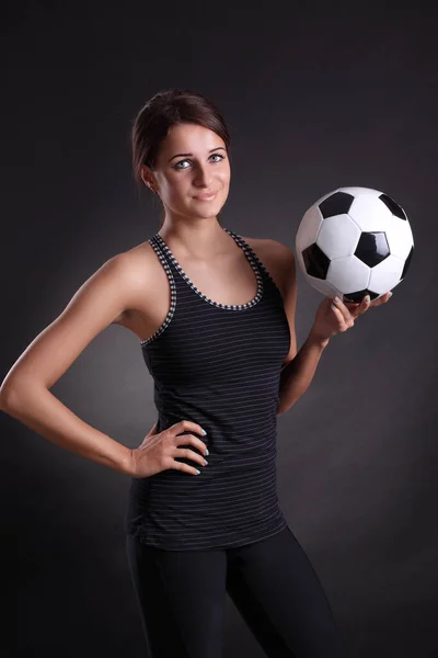 Siyah Arka Planda Futbol Topu Olan Genç Bir Kadın — Stok fotoğraf