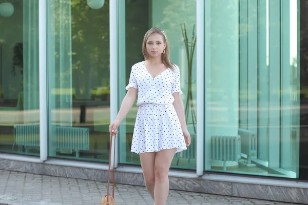 Ung Vacker Kvinna Klänning Poserar Utomhus — Stockfoto