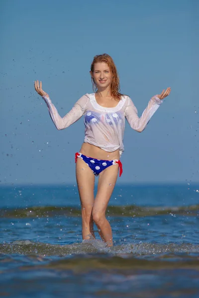 Kumsalda Seksi Bikinili Güzel Kadın — Stok fotoğraf