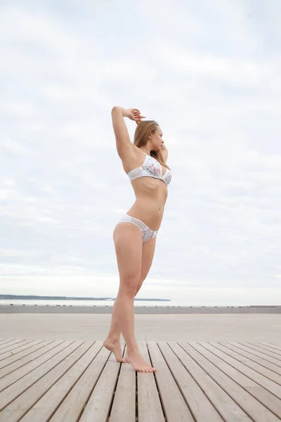 海でリラックスした水着で若いスポーツ女性 — ストック写真