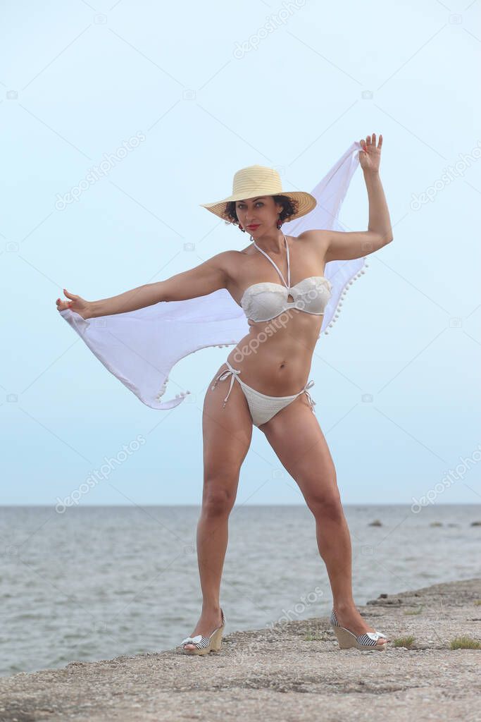 Giovane Bella Donna Costume Bagno Sulla Spiaggia - Foto Stock: Foto,  Immagini © zhagunov 654380886 | Depositphotos