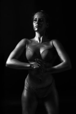 Atletik vücudu ve büyük kalçaları olan genç bir kadın.