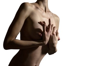 Çıplak göğüsleri olan seksi bir kız.