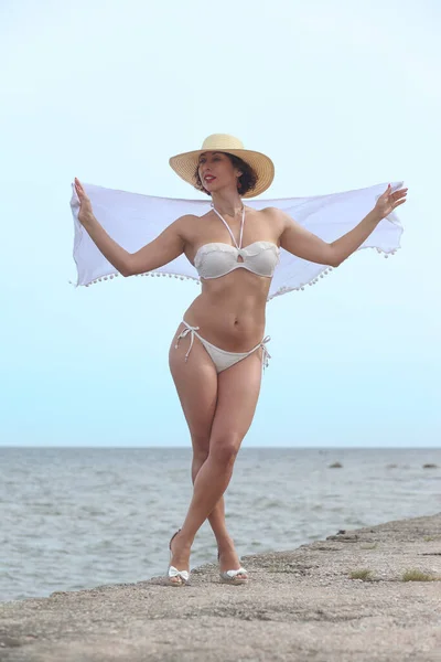 Giovane Bella Donna Costume Bagno Sulla Spiaggia — Foto Stock