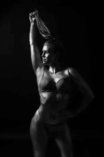 Atletik Vücudu Büyük Kalçaları Olan Genç Bir Kadın — Stok fotoğraf