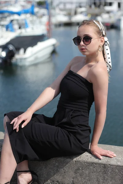 Ung Kvinna Smal Klänning Nära Båtarna — Stockfoto