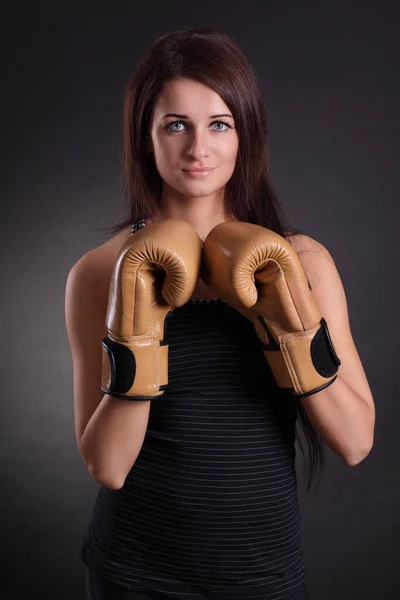 戴黑底拳击手套的女人 — 图库照片