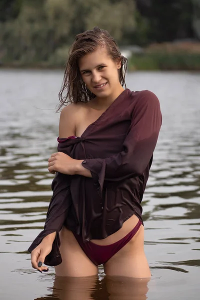 Slanke Jonge Vrouw Rood Shirt Bikini — Stockfoto