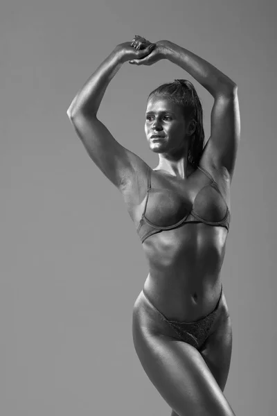 Ung Kvinna Med Atletisk Kropp Och Stora Skinkor — Stockfoto