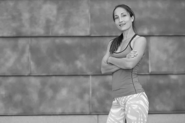 Atletisk Kvinna Med Smal Kropp Gatan — Stockfoto
