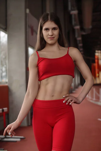Spor Salonunda Zayıf Vücutlu Atletik Bir Kadın — Stok fotoğraf