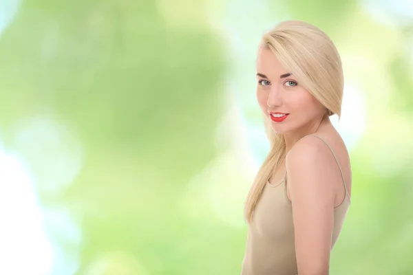 Portret Van Een Sensuele Jonge Blonde Vrouw Groene Achtergrond — Stockfoto