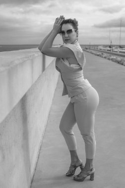 Mavi takım elbiseli güzel bir esmer.