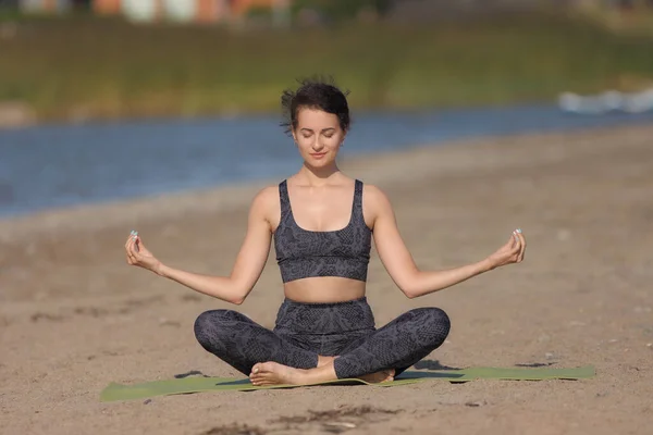 Ung Naken Kvinna Utövar Yoga Vild Strand — Stockfoto