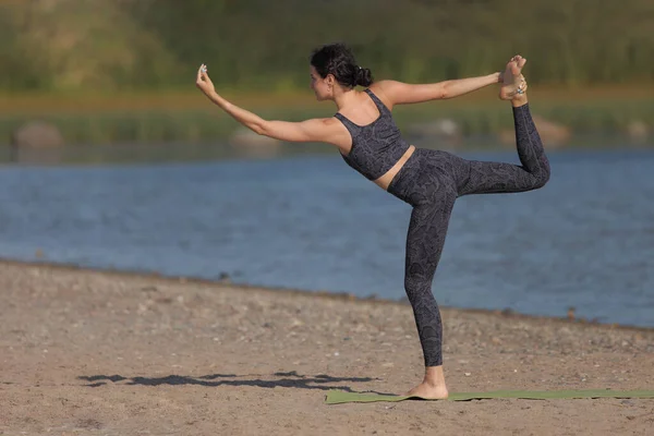 Junge Nackte Frau Praktiziert Yoga Einem Wilden Strand — Stockfoto
